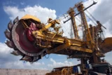 Imagem mostra equipamento gigante para colher produtos de mineração nas minas.
