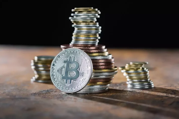 Bitcoin cai após sessão volátil, em trajetória de correção diante de recordes