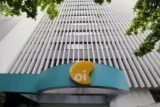 Imagem mostra fachada de prédio corporativo com a logo da Oi em destaque.