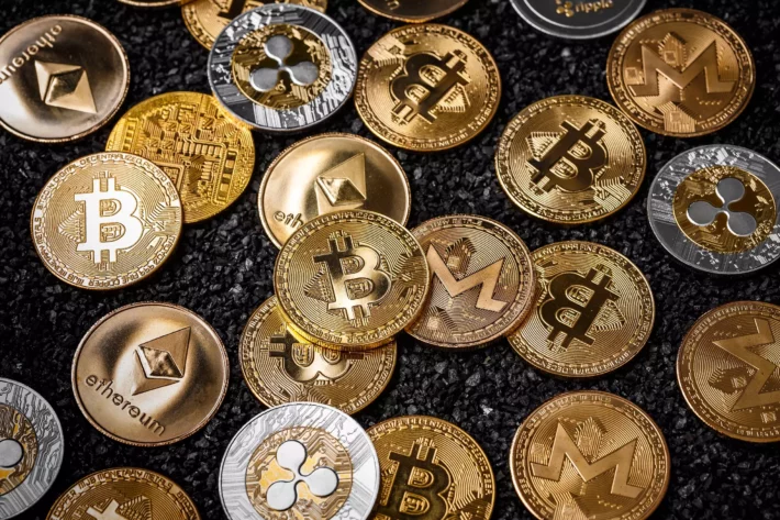 Bitcoin recua, mas sem se distanciar de recorde histórico