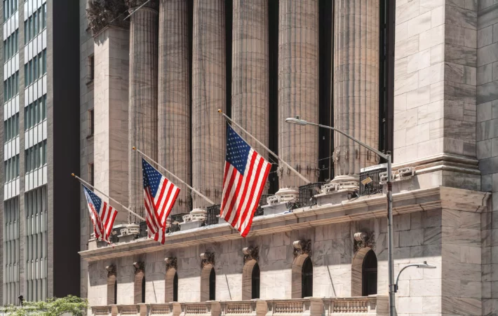 Bolsas de NY fecham em queda, com expectativas sobre cortes de juros