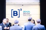 Executivos se reúnem na entrada da B3 em São Paulo.