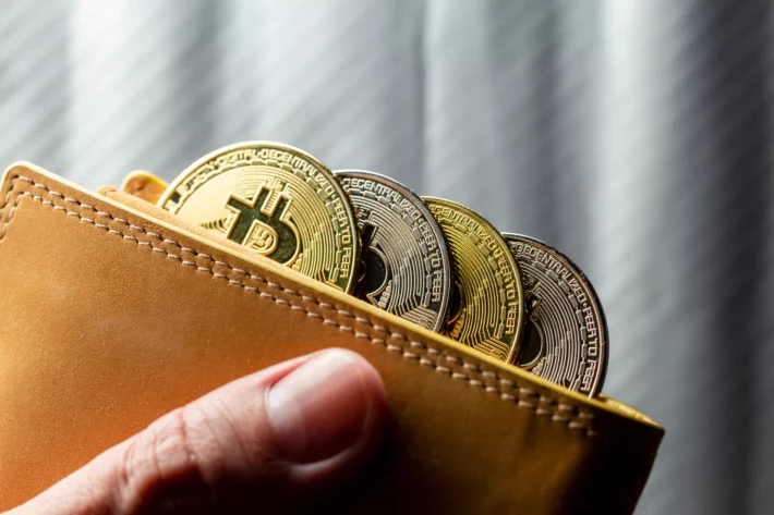 Bitcoin recua para abaixo dos US$ 70 mil, em sessão de pouca liquidez