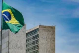 Bandeira do Brasil simboliza a nação brasileira em reportagem que compara alíquotas do Imposto de Renda entre os países.
