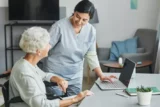 Existe algum benefício além da aposentadoria por idade para idosos com mais de 65 anos?
