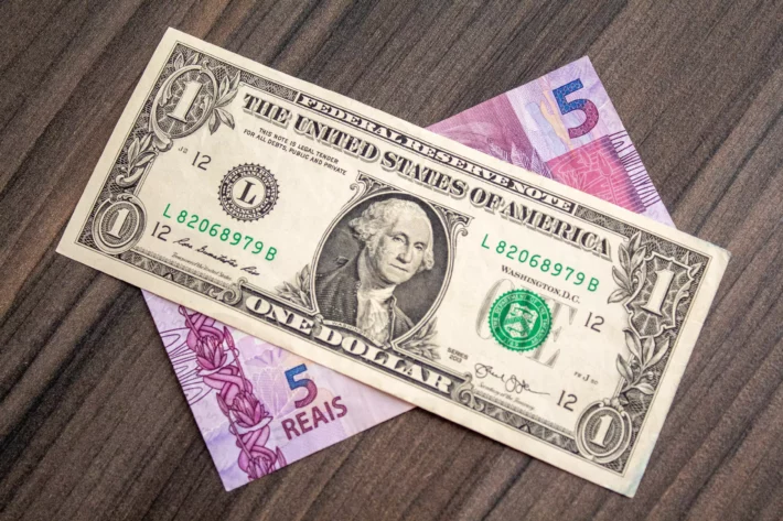 Dólar hoje: moeda fecha em queda com Oriente Médio no radar