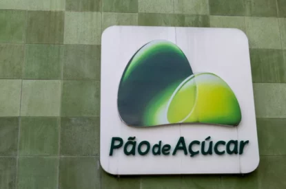 Logo do Pão de Açúcar em parede ladrilhada.