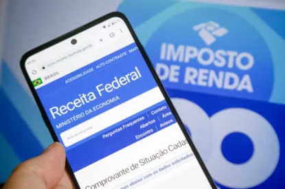 Imagem mostra um celular com o aplicativo da Receita Federal aberto na tela