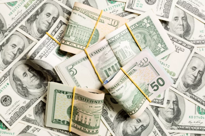 Dólar hoje: moeda sobe junto com Treasuries antes de discurso de Powell