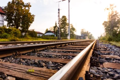 Detalhe dos trilhos de linha ferroviária.