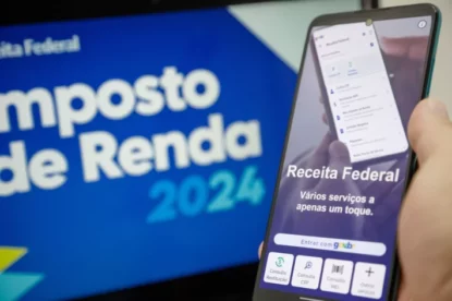 Imposto de renda 2024: celular na mão com aplicativo da Receita Federal na tela.