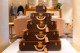 Malas e bolsas da moda da Louis Vuitton ficam no centro da área de vendas da boutique em Milão, Itália, em agosto de 2023.