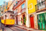 Bonde elétrico vintage amarelo nas ruas de Lisboa, Portugal.