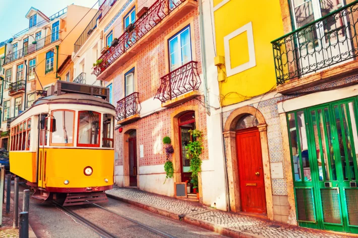 Vai morar em Portugal para ganhar passaporte? Veja 7 dicas para economizar