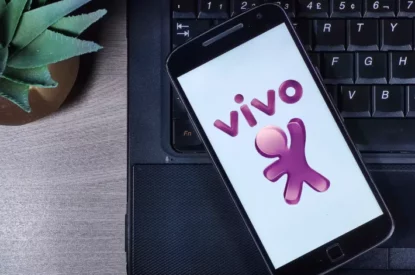 Logotipo da operadora Vivo na tela do smartphone. Vivo é marca registrada da Telefônica Brasil e concessionária de telefonia fixa.