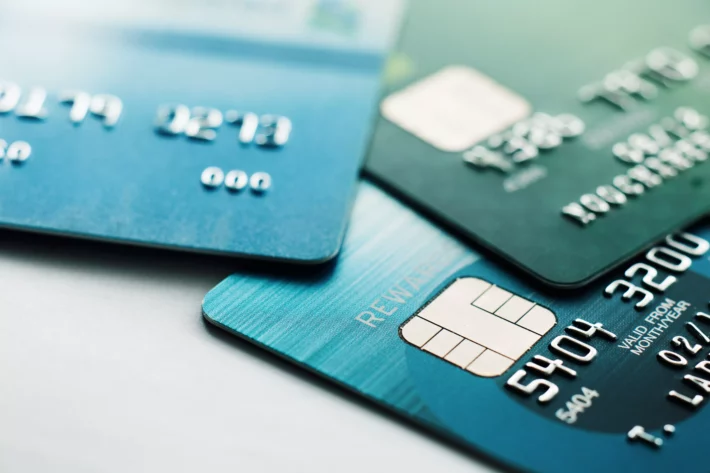 Dono de cartão de crédito já pode trocar dívida da fatura para outro banco; entenda