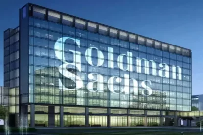 Imagem mostra prédio espelhado com nome do banco Goldman Sachs na fachada.