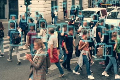 Imagem mostra detecção facial e reconhecimento de cidadãos, a IA coleta e analisa dados humanos. Conceito de IA de inteligência artificial como tecnologia para uma cidade segura no futuro.