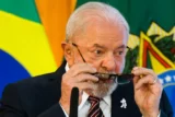 Imagem mostra close no rosto do presidente Luiz Inácio Lula da silva no momento que ele retira os óculos.