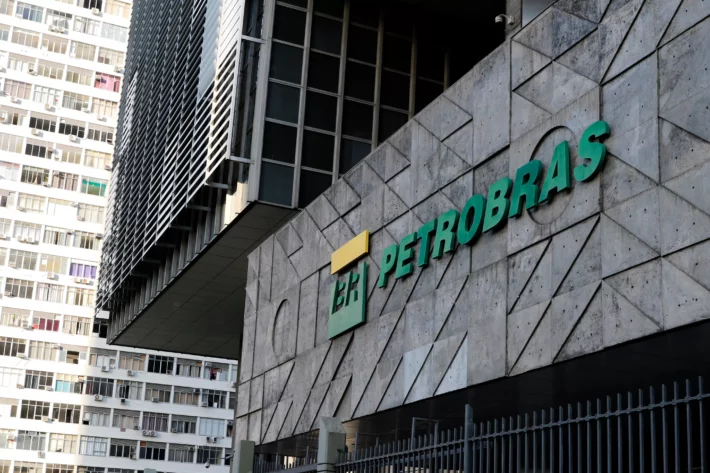 Governo considera distribuir 100% dos dividendos da Petrobras (PETR4) para compensar desonerações