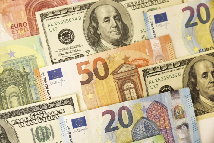 Moedas globais: dólar opera misto, com avanço do euro e queda do iene