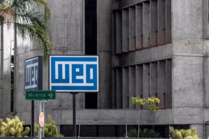 Imagem traz a fachada da empresa Weg com letreiro que traz o nome e logotipo da companhia.