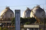 Imagem mostra tanques de petróleo da companhia.