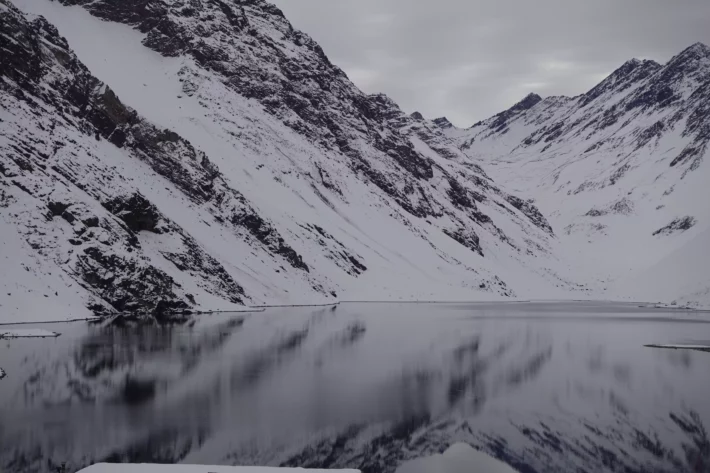 Imagem lagoa em meio a Cordilheira dos Andes