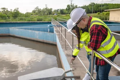 Engenheiros ambientais trabalham em estações de tratamento de águas residuais. Engenharia de abastecimento de água trabalhando em usinas de reciclagem de água para reutilização. Técnicos e engenheiros discutem trabalho juntos.