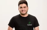 Retrato de jovem investidor com a camisa da startup iCred.