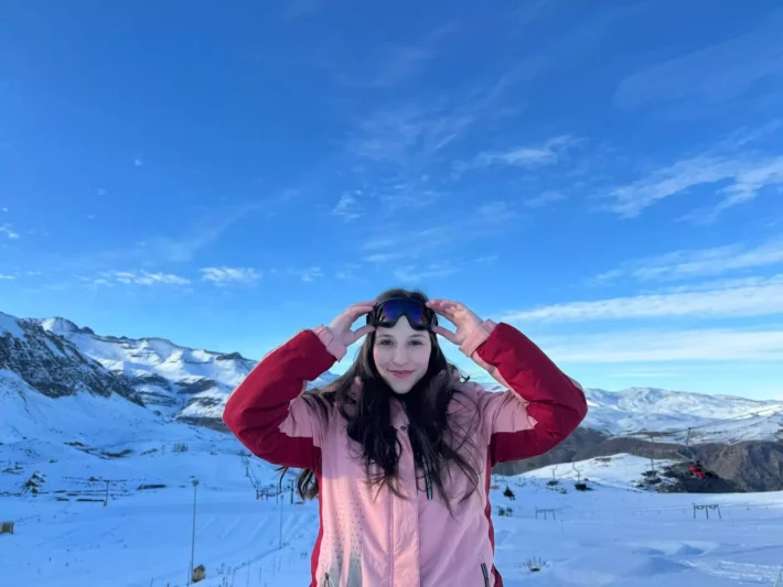 Imagem mulher branca com idade entre 20 e 30 anos em um parque de neve Farellones, em Santiago, Chile