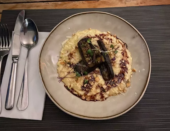 Imagem prato de comida, risoto de couve-flor co berinjelas assadas