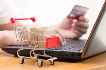 Consumidor realiza compra no e-commerce