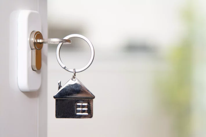 Porta de apartamento aberta com chave pendurada