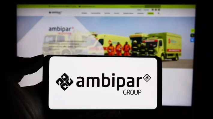 Imagem mostra logo da Ambipar (AMBP3) em tela de celular