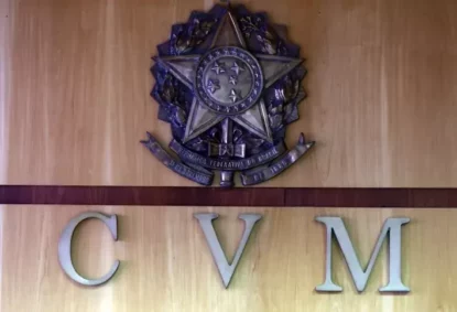 Parede com logo da CVM e brasão