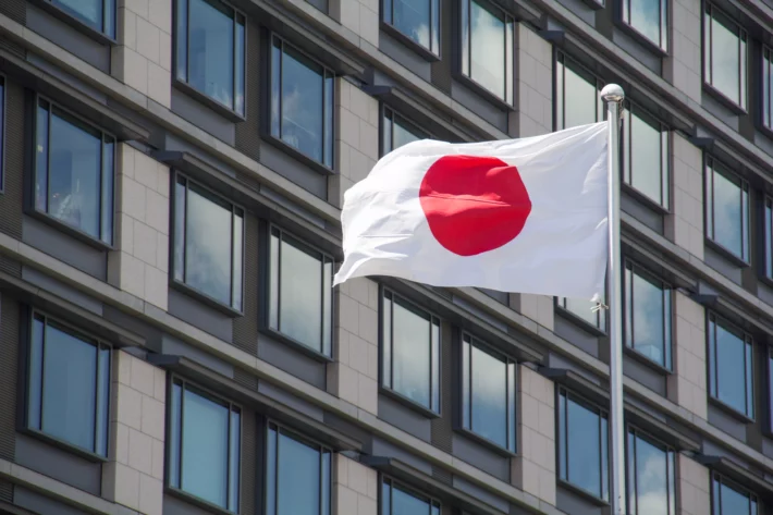 Bandeira do Japão tremulando em frente a prédio