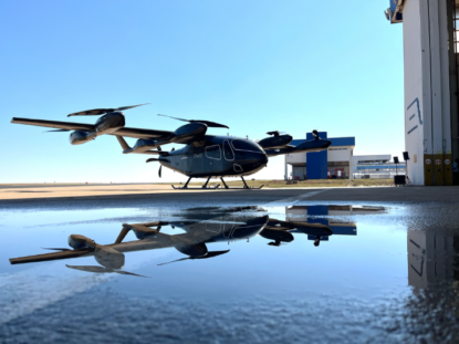 Imagem mostra aeronave pousada e refletida em espelho d'água. Embraer embr3 eve prototipo evtol carro voador