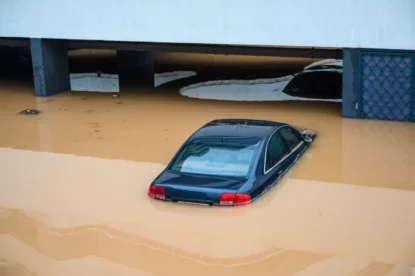 Carros inundados e submersos na água em estacionamento por conta de chuvas trarão custos para empresas de seguro.