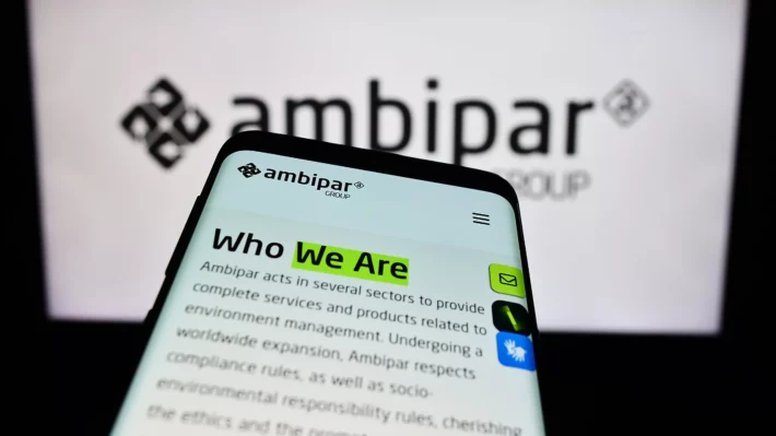 Imagem mostra logo da Ambipar (AMBP3) em tela de celular