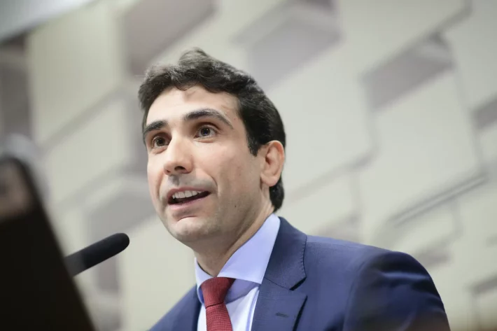 Gabriel Galípolo, indicado à presidência do Banco Central. Juros de Brasil e EUA podem impactar no dólar em setembro. (Imagem: Pedro França/Agência Senado)