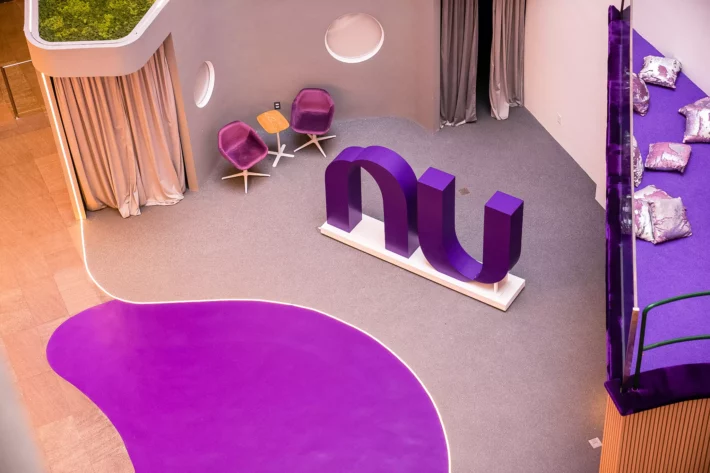 Nubank (ROXO34): investidor deve comprar a ação após lucro disparar 116%?