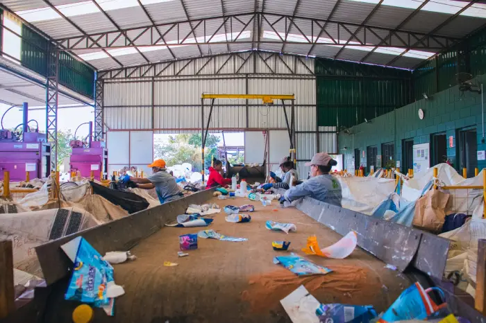 Imagem mostra funcionários em unidade de gestão ambiental da Ambipar.