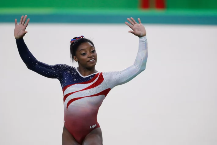 Quanto Simone Biles pode lucrar em um ano se investir o prêmio da medalha de ouro?