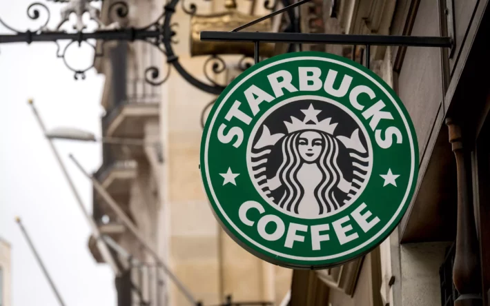 Starbucks (SBUB34) anuncia novo CEO; veja quem assume o cargo