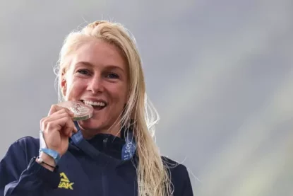 Surfista Tatiana Weston-Webb com sua medalha de prata em mãos