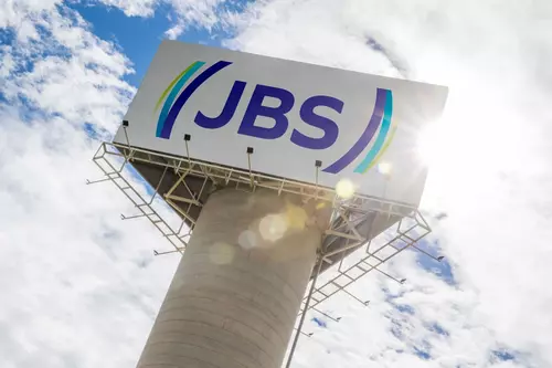 JBS (JBSS3) reverte prejuízo e lucra R$ 1,715 bilhão no 2º trimestre; veja