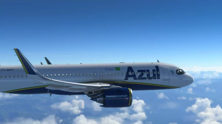 AirBus A320 Neo da Azul voando em meio a nuvens em dia ensolarado.