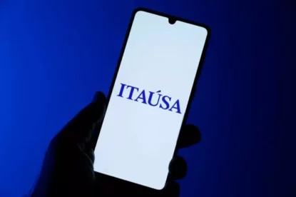 Aparelho celular mostra imagem de logo da Itaúsa (ITSA4)