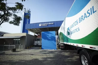 Imagem mostra caminhão com a logo da Santos Brasil na entrada de terminal da companhia.